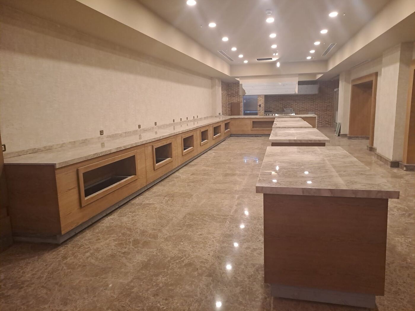 Mərmər dəzgahlı geniş zal